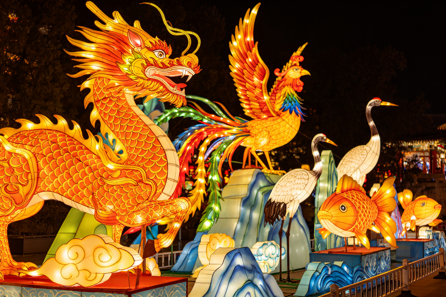 The Art of Silk Covering in Lantern Manufacturing - Manufacturing Guide article by Zedong Lantern Festival