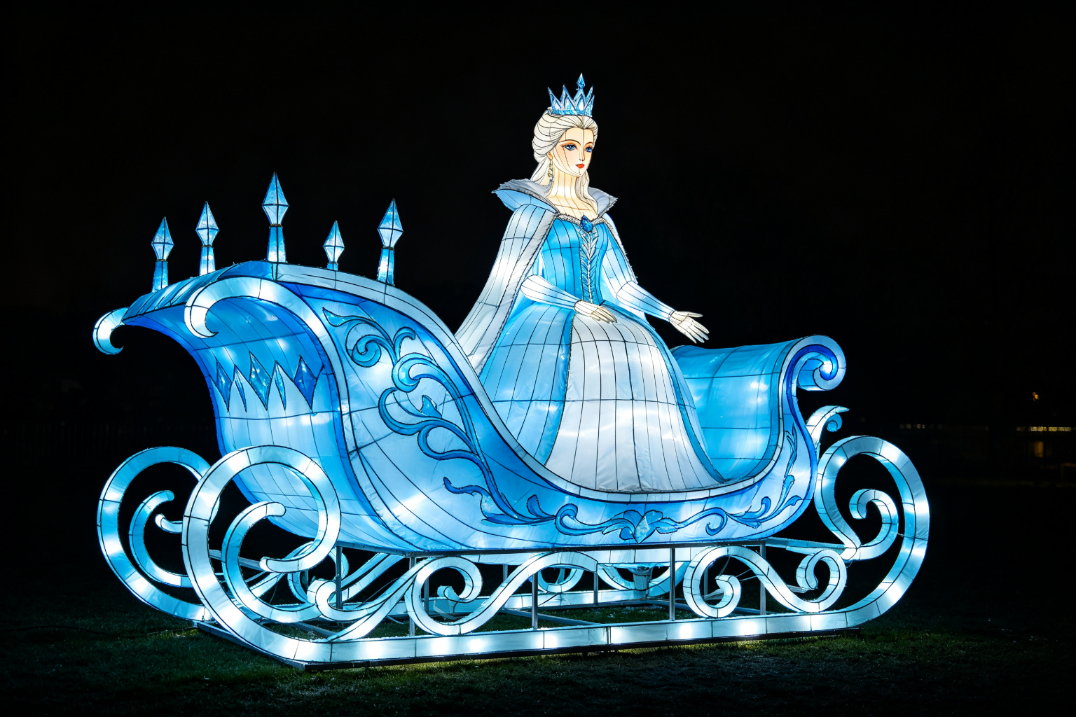 Snow Queen Lantern Display (ZD-198) - Fairy Tale Lanterns by Zedong, dimensions 350x200x400cm